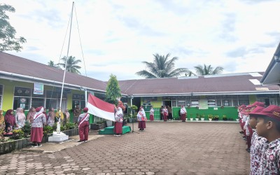Penuh Semangat dan Makna, MIN 2 Kota Padang Gelar Upacara Hardiknas 2025