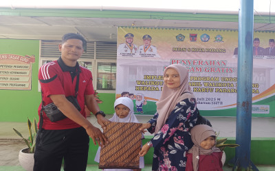 Seragam Baru, Semangat Baru: Peserta Didik MIN 2 Kota Padang Nikmati Manfaat Program Unggulan Pemko